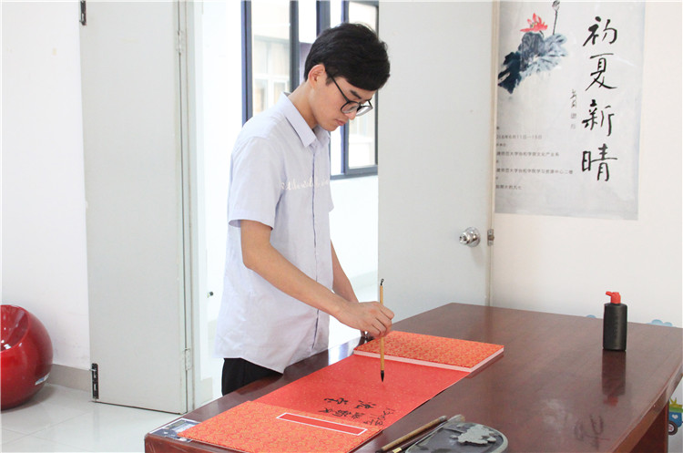 柳振提笔准备写字 张伶摄.jpg