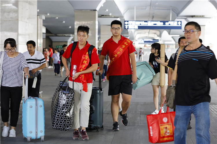 20180915志愿者在帮助新生帮行李 王兆熙.jpg