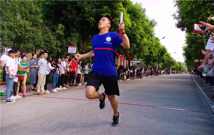 第一个冲过终点线 赖东荣.jpg