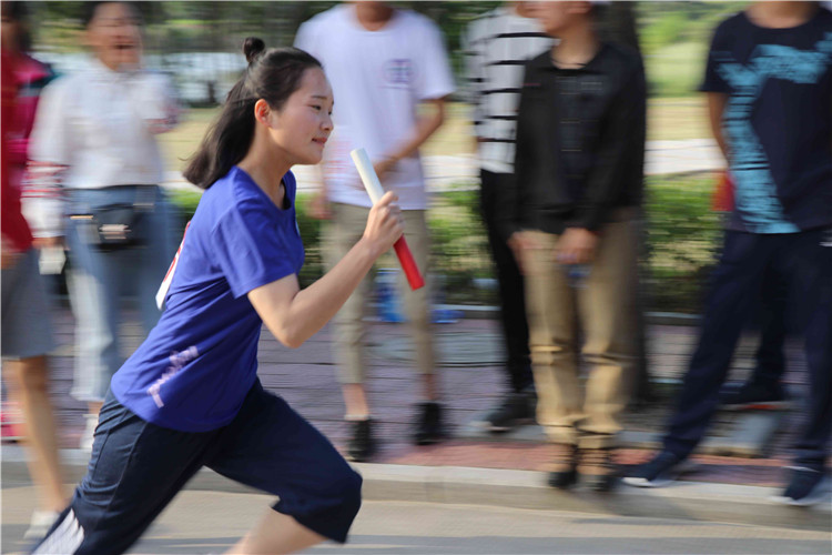 接棒后运动员正在奋力奔跑 李鑫.JPG