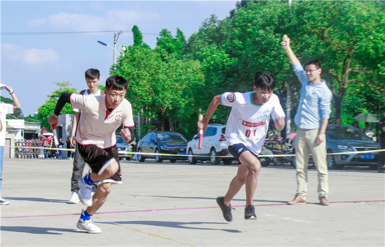 发号枪响起 运动员们争先恐后地起跑 林利祥.JPG