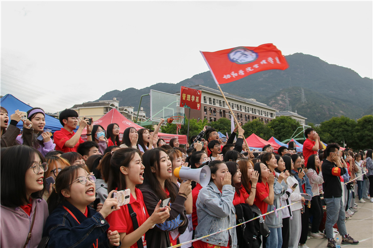 20201114拔河比赛 管理学系观众为运动员呐喊助威 张松涛摄.jpg