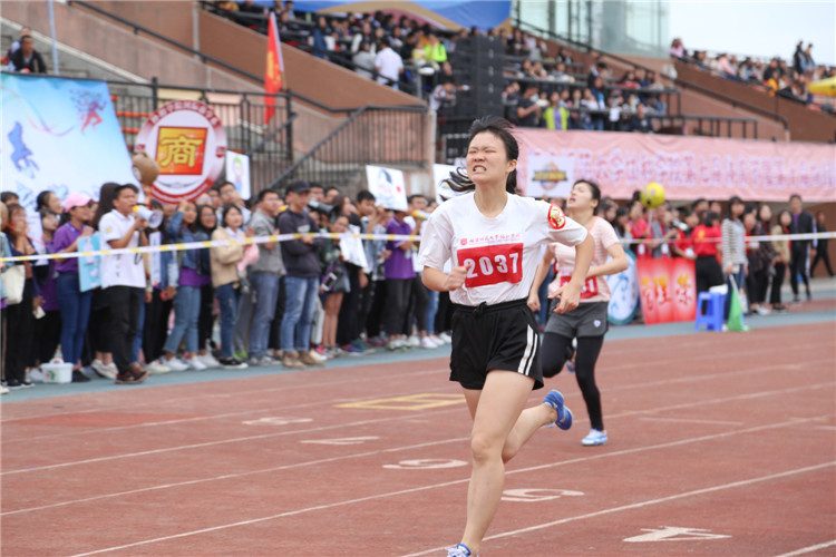 20171109杨蕙榕进行女子200M预赛 赖希宁/摄.JPG