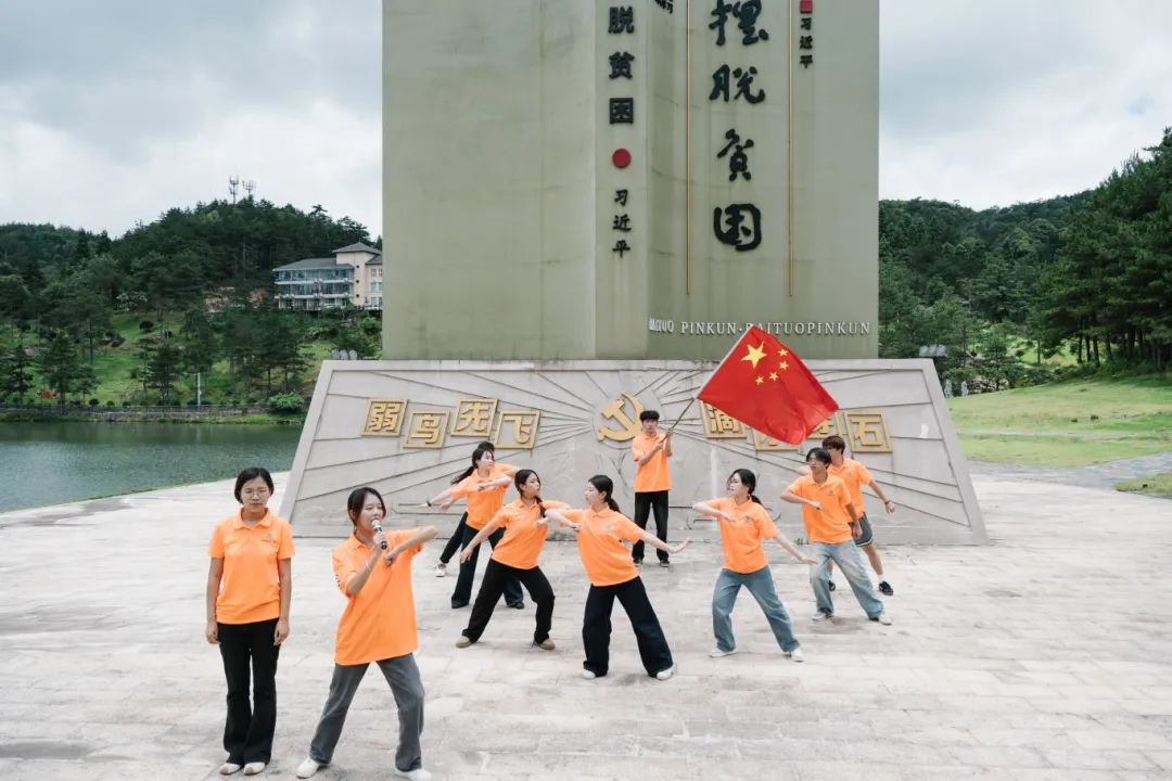 20250704 国际教育学院暑期实践 在摆脱贫困主题雕塑前展演抗战主题剧目 陈佳皇 摄.jpg
