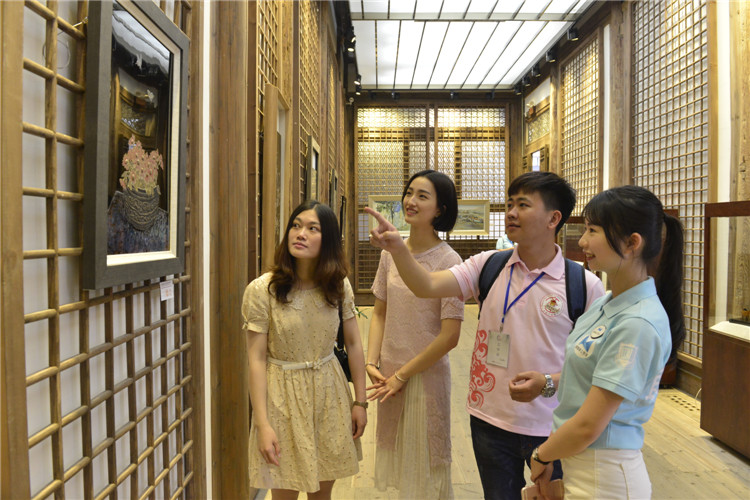 20170518现场观众观看展览 林 响摄.jpg