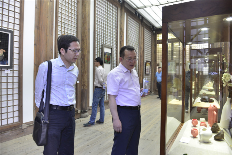 20170518 振鹭于飞作品展 院领导参观展览 林响.JPG