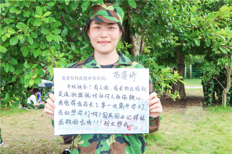 外语系英语专业苏姿绮同学通过举牌回复家书的方式思念家人 林小毳摄 (1)