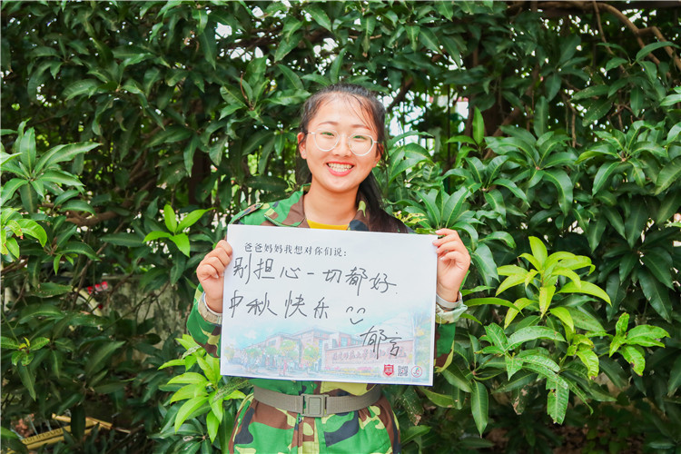 文化产业系广告专业郁言同学通过举牌回复家书的方式思念家人 林小毳摄