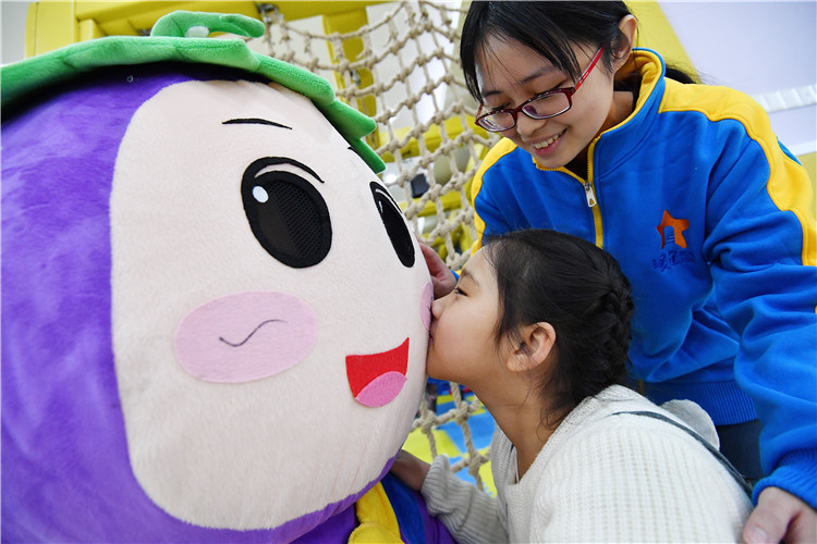 20180202 国商系志愿者们陪同孩子们一起玩耍 林响摄 (2).jpg