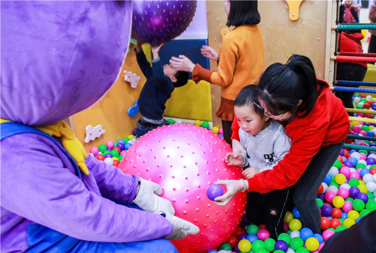 20180202 国商系志愿者们陪同孩子们一起玩耍 徐梦蓥摄 (4).jpg