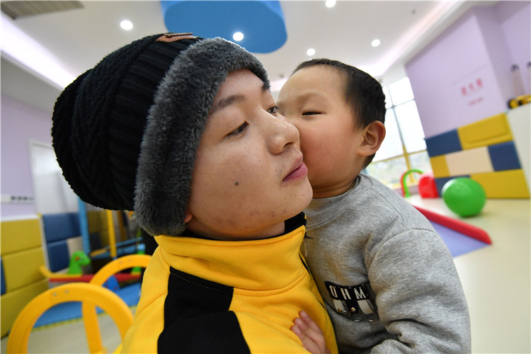 20180202 国商系志愿者们陪同孩子们一起玩耍 林响摄 (8).jpg