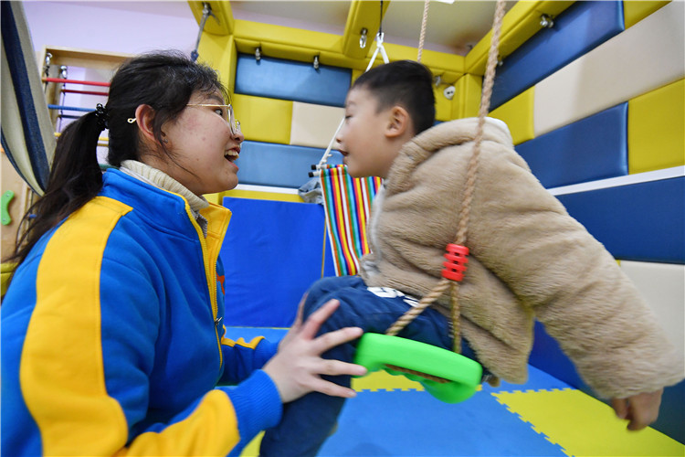 20180202 国商系志愿者们陪同孩子们一起玩耍 林响摄 (3).jpg