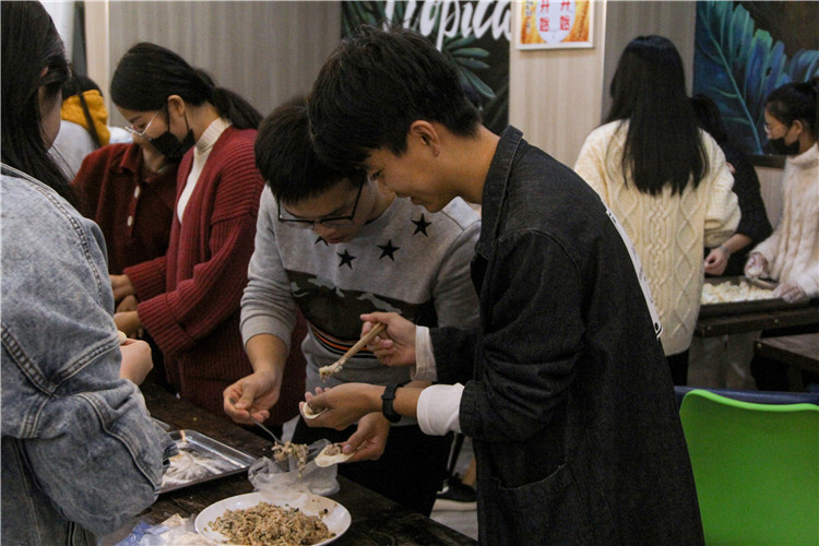20181220 支部成员认真包饺子 邱立锋 摄 (5).jpg