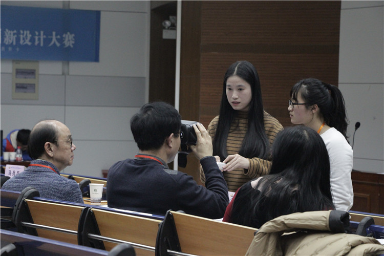 专家评审正在体验协和学子开发的VR项目.JPG