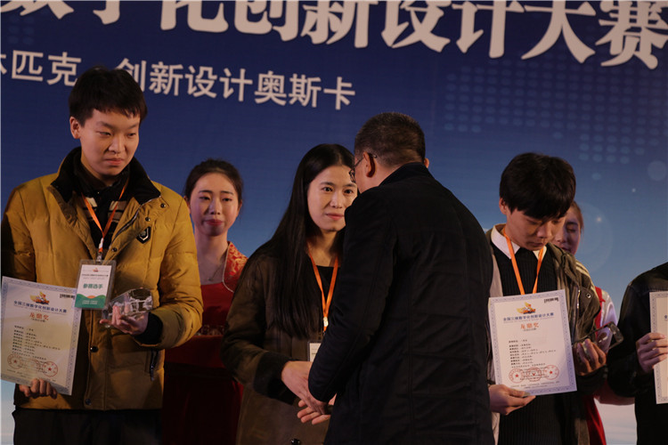 老师为协和学子颁奖.JPG