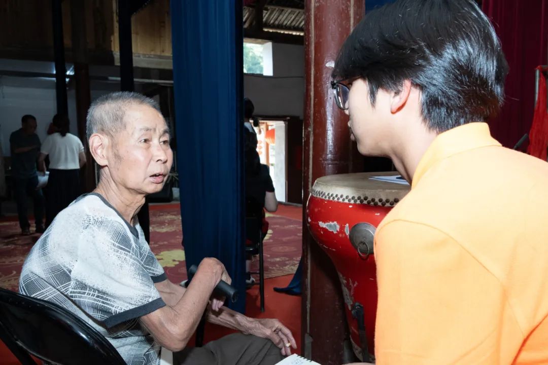 20250703 国际教育学院暑期实践 同学们采访四平戏非遗传承人陈大并老师 陈佳皇 摄 (3).jpg