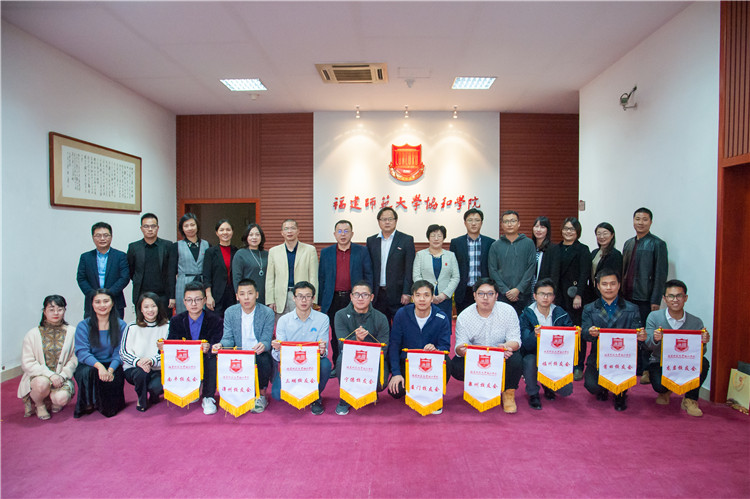 20181130 校友会代表与校领导合影杨竞雯摄 (19)_副本.jpg