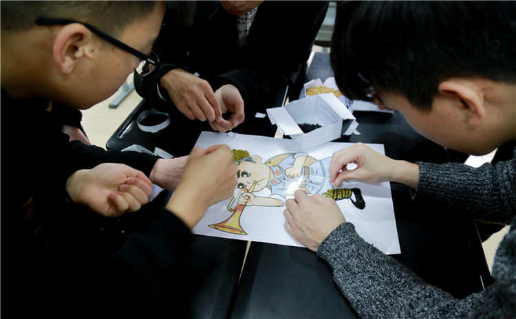 同学们在认真地用五谷杂粮绘制长征画.jpg