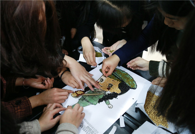 同学们在认真地用五谷杂粮绘制长征画 (1).jpg