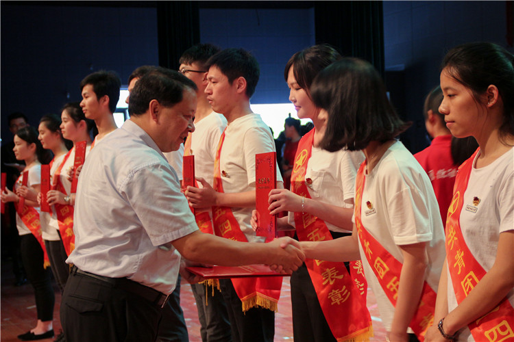 20160518五四表彰大会 徐梦蓥 (1).JPG