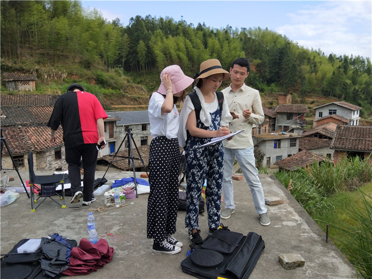 教师指导学生 (2).jpg