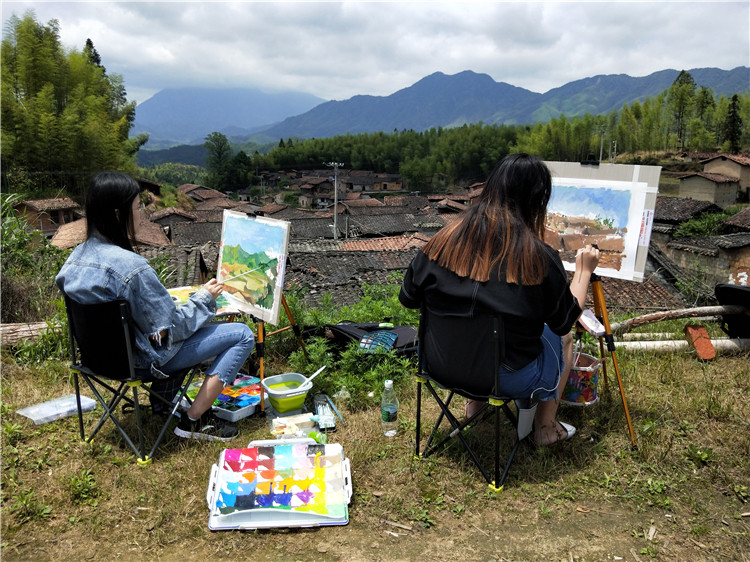 学生写生场景 (3).jpg