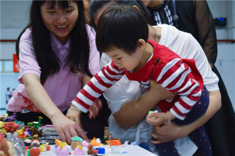 20190601 亲子运动会 小朋友挑选手工礼物 陈子淳摄 (9).jpg