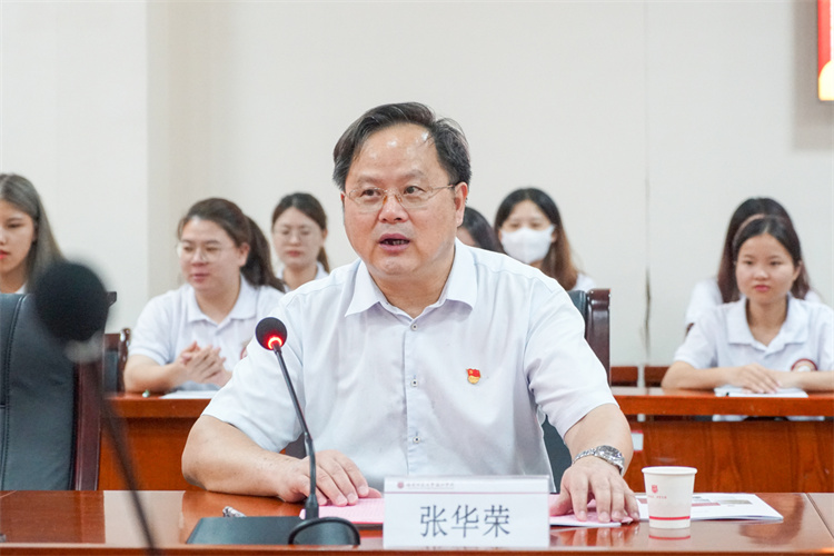 3、开云手机入口院长张华荣教授(王伟强-摄).jpg