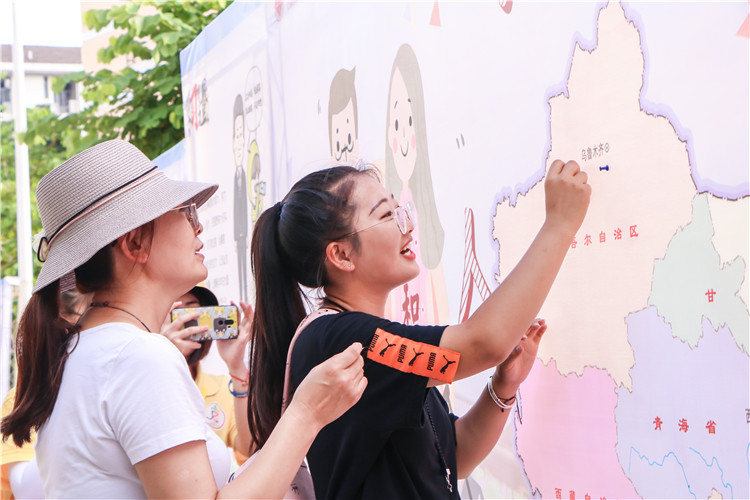20180915 “你从哪里来?”来自新疆的新生在印着祖国地图的桁架上钉上图钉,标志着自己来自五湖四海。 黄佳颖摄 (2).JPG