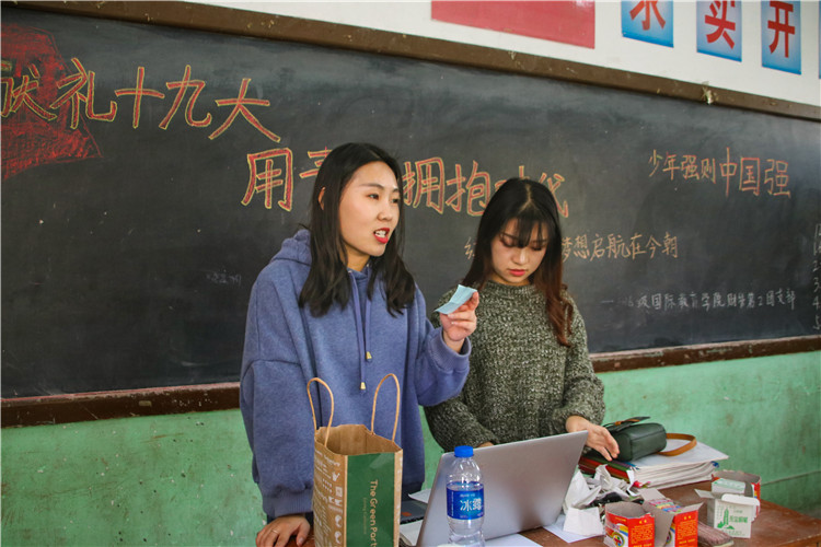 20171222 同学抽取阅读大家写的字条 游慧娴摄.JPG