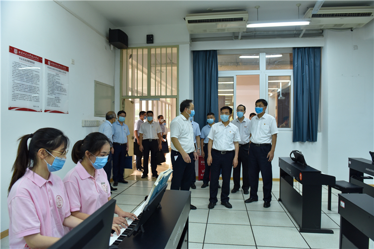 20200731省委常委周联清一行莅临开云手机入口调研指导工作 (14).jpg