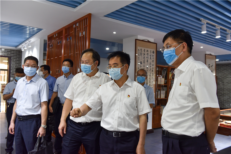 20200731省委常委周联清一行莅临开云手机入口调研指导工作 (9).jpg