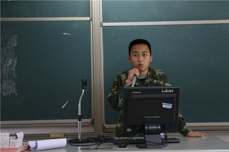 20160511 消防队员在进行消防讲座 叶晓晖.JPG