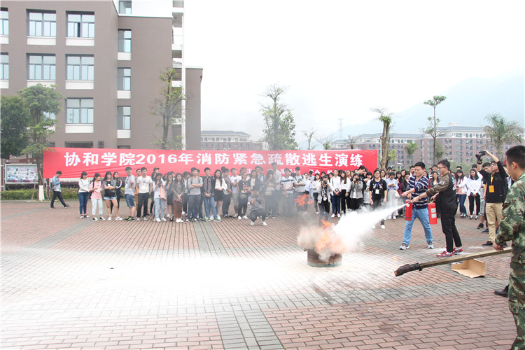 20160511 学生正在使用灭火器灭火 朱高航 (2).JPG