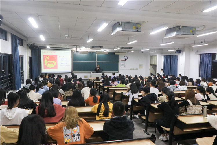 20191106 学院团委举办基层团支部活力建设经验分享讲座 程子涵(1).jpg
