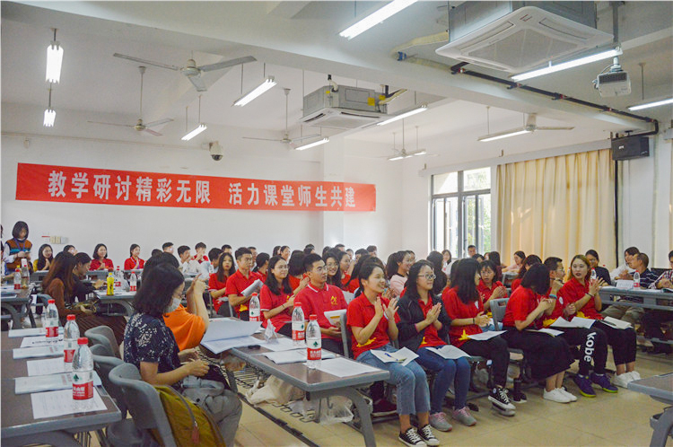管理学系学生们认真听老师的演讲 并纷纷鼓掌 陈新怡摄.jpg