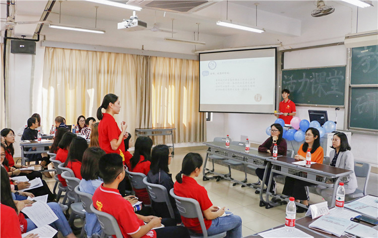 学生代表向老师提问 刘怡婷摄.JPG