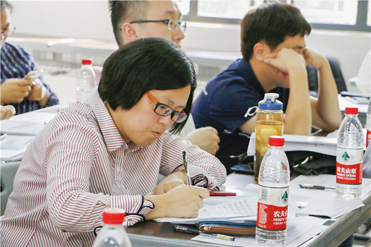 雷金英老师认真记录同学们提出的问题.JPG