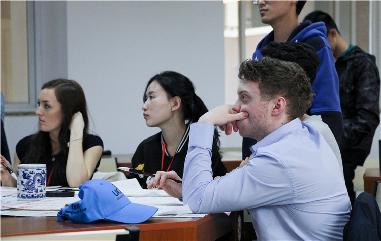 学生们认真听老师讲解书法知识 - 副本.JPG