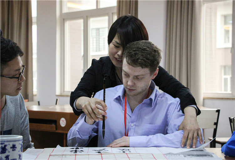 书法老师手把手教英国学生写书法 - 副本.jpg