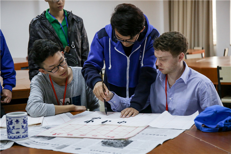 中国学生教英国学生书写汉字 - 副本.JPG