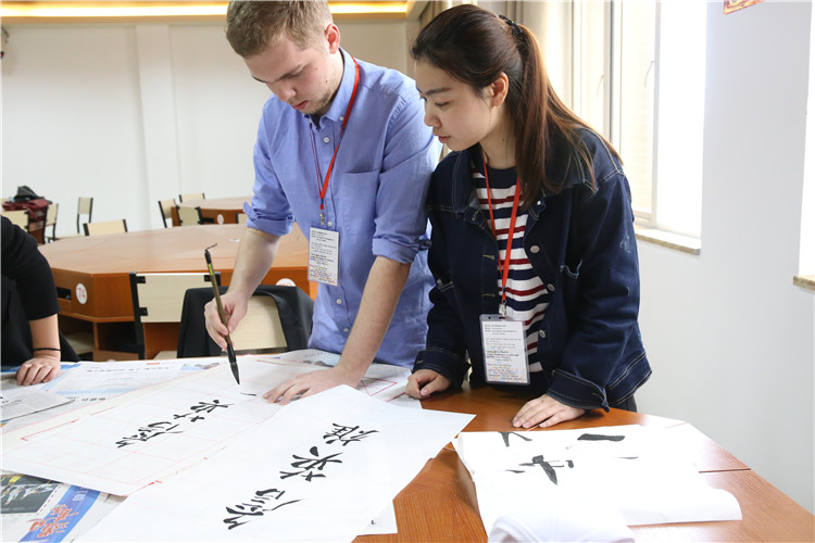 英国大学生在认真书写汉字 (3) - 副本.JPG