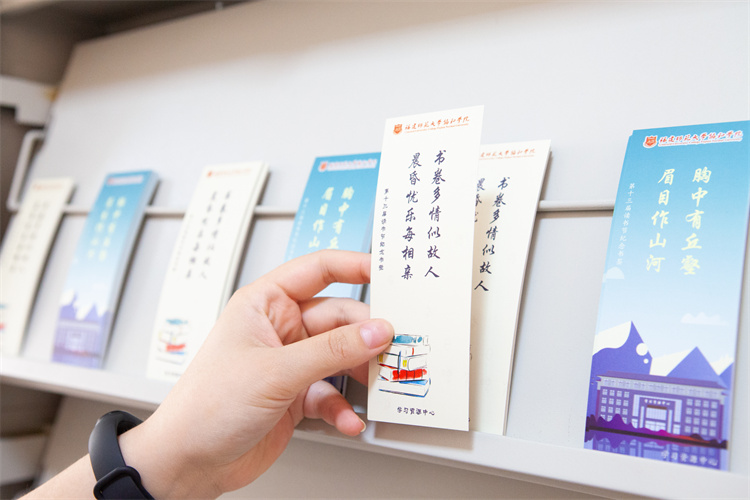 20220423开云手机入口第十三届读书节 同学领取第十三届读书节纪念书签 刘梦卿摄 (1).jpg