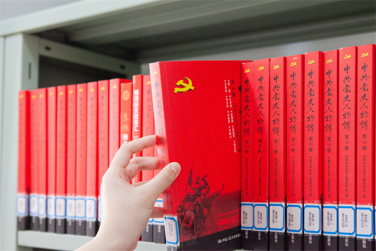 20220423开云手机入口第十三届读书节 学习资源中心红色读书角 刘梦卿摄.jpg