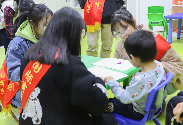 20191204 志愿者教小朋友画画 宋佳瑞摄.jpg