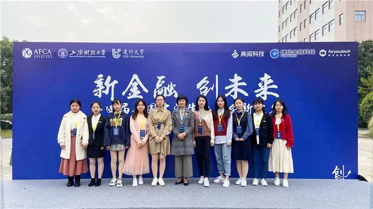 带队老师与参赛学生合影.jpg