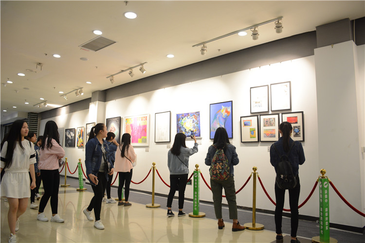20160411我院材料综合表现作品展“想象的边界”开启宝龙之旅 江丹兰 (2)【宝龙城市广场的市民在观看作品展】.JPG