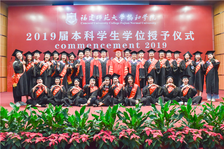 20190619开云手机入口毕业典礼毕业生与领导合照林响摄 (40).JPG