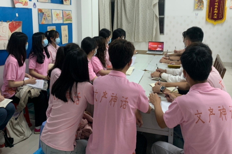 文化产业系学子观看“八闽楷模”陈炜校长先进事迹发布仪式.jpg