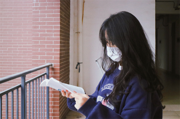 20220421读书日活动 同学在室外晨读 郭嘉摄 (3).jpg